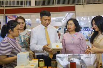 Đại biểu tham quan mua sắm tại Hội chợ.