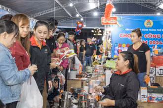 Người dân mua hàng tại phiên chợ Tết.