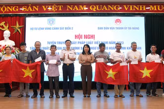 Tặng quà và cờ cho các ngư dân.