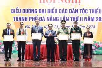 Bộ trưởng, Chủ nhiệm Ủy ban Dân tộc Hầu A Lềnh trao Bằng khen cho tập thể, cá nhân tiêu biểu.