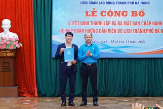Trao Quyết định thành lập Nghiệp đoàn.