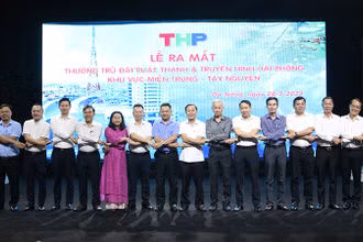 Đại diện các đơn vị, cơ quan báo chí chúc mừng THP ra mắt Thường trú Khu vực miền trung-Tây Nguyên.
