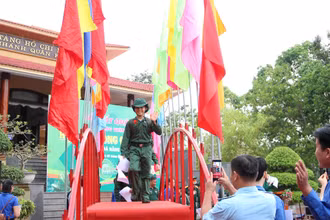 Các em học viên bước qua cầu vinh quang "nhập ngũ".