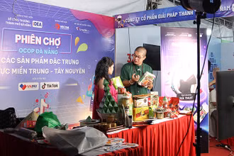 Thực hiện livestream bán hàng sản phẩm tại phiên chợ