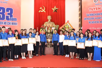 Các tập thể và cá nhân điển hình được tuyên dương.