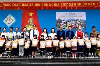 Đông này các em đã có áo ấm mới.