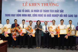 Khen thưởng tập thể có thành tích trong hoạt động khởi nghiệp đổi mới sáng tạo.