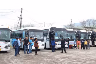 Sáu chuyến xe đầu tiên sẵn sàng xuất phát.
