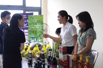Giới thiệu các mô hình nông nghiệp thông minh tại hội thảo.