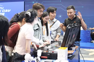 Nhiều người trải nghiệm các sản phẩm công nghệ AI.