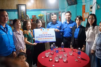 Trao hỗ trợ xóa nhà tạm cho hộ gia đình quận Hải Châu.