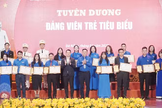 Tuyên dương các đảng viên trẻ tiêu biểu.
