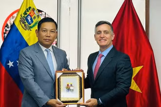 Đại sứ Vũ Trung Mỹ trao quà kỷ niệm tặng Bộ trưởng Franklin Cardillo (Ảnh: Đại sứ quán Việt Nam tại Venezuela)