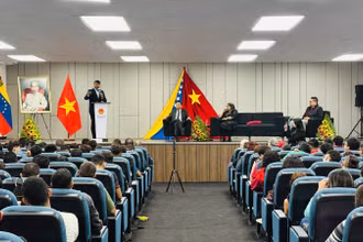 Toàn cảnh Lễ mít tinh tại Trường đào tạo cán bộ lãnh đạo thanh niên quốc tế “Antonio Jose de Sucre”, thủ đô Caracas (Ảnh: Đại sứ quán Việt Nam tại Venezuela)