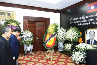 Phó Thủ tướng, Bộ trưởng Ngoại giao Bùi Thanh Sơn dẫn đầu Đoàn Bộ Ngoại giao viếng đồng chí Khamtay Siphandone (Ảnh: Thành Long/Bộ Ngoại giao)