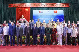 Các đại biểu tham dự chương trình chụp ảnh kỷ niệm (Ảnh: Đinh Hòa/VUFO)