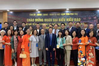 Đoàn kiều bào chụp ảnh lưu niệm với lãnh đạo Ủy ban nhân dân tỉnh Phú Thọ (Nguồn: Ủy ban người Việt Nam ở nước ngoài).