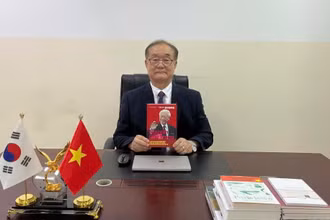 Với gần 40 năm gắn bó với đất nước, con người Việt Nam và sử dụng thành thạo tiếng Việt, Giáo sư Ahn Kyong-Hwan đã dịch nhiều tác phẩm nổi tiếng của Việt Nam sang tiếng Hàn Quốc.
