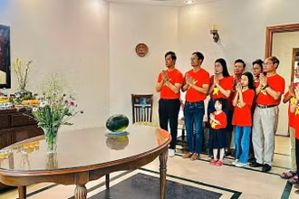 Cán bộ Đại sứ quán dâng hương bày tỏ lòng thành kính tưởng nhớ Chủ tịch Hồ Chí Minh, các anh hùng liệt sĩ và đồng bào đã hy sinh vì độc lập, tự do của Tổ quốc. (Ảnh: Đại sứ quán Việt Nam tại Pakistan)