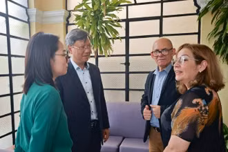 Đại sứ Lê Quang Long trao đổi với Thứ trưởng Bộ Đại học Cuba Reynaldo Velasquez Zaldivar (Nguồn: Đại sứ quán Việt Nam tại Cuba)