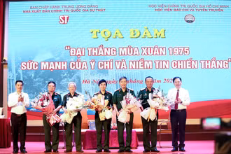 Lãnh đạo Nhà xuất bản Chính trị quốc gia Sự thật và lãnh đạo Học viện Báo chí và Tuyên truyền tặng hoa các đại biểu, nhân chứng lịch sử tham dự buổi tọa đàm.