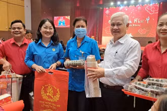 Bí thư Tỉnh ủy Bình Dương Nguyễn Văn Lợi (thứ 2 từ phải sang) trao tặng quà Tết cho công nhân lao động khó khăn.
