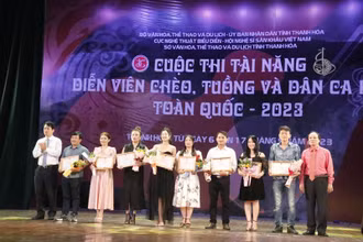  Trao giải Nhất cho các nghệ sĩ, diễn viên tài năng.