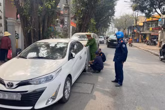 Công an quận Ba Đình ra quân bảo đảm trật tự đô thị, trật tự an toàn giao thông, vệ sinh môi trường. (Ảnh: Cổng thông tin điện tử quận Ba Đình)