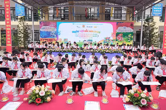 Học sinh Trường Trung học cơ sở Tam Sơn (thành phố Từ Sơn) tham gia hưởng ứng Cuộc thi vẽ tranh dành cho thiếu nhi với chủ đề “Thiếu nhi Việt Nam làm nghìn việc tốt”.