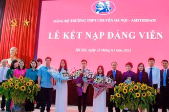 Trường THPT chuyên Hà Nội-Amsterdam kết nạp đảng cho 2 học sinh