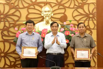 Chủ tịch Hội Người cao tuổi Việt Nam Nguyễn Thanh Bình (giữa) trao Kỷ niệm chương “Vì sự nghiệp bảo vệ, chăm sóc và phát huy vai trò người cao tuổi Việt Nam” cho lãnh đạo tỉnh Đồng Tháp.