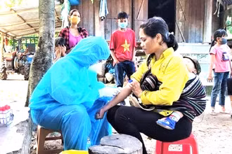 Cán bộ y tế tỉnh Đắk Lắk về tận buôn làng tiêm vaccine phòng, chống bệnh bạch hầu cho người dân. (Ảnh minh họa)