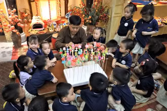 Các em nhỏ say sưa bên nghệ nhân nặn tò he tại Hoàng thành Thăng Long.