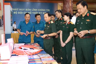 Các đại biểu dự Hội nghị tham quan trưng bày về tài liệu giáo dục chính trị tại các đơn vị. 