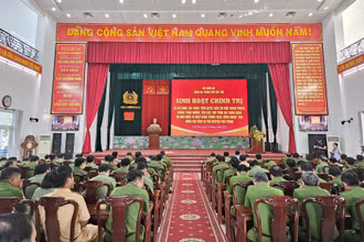  Quang cảnh buổi sinh hoạt chính trị.