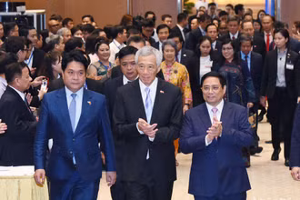 Thủ tướng Phạm Minh Chính và Thủ tướng Singapore Lý Hiển Long đến dự Hội nghị thúc đẩy triển khai các dự án hợp tác đầu tư Việt Nam-Singapore.