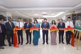 Chủ tịch Quốc hội Vương Đình Huệ và đại biểu cắt băng khai trương Trưng bày ảnh Kỷ niệm 50 năm thiết lập Quan hệ Ngoại giao giữa hai nước Việt Nam-Bangladesh. (Ảnh: Doãn Tấn/TTXVN)