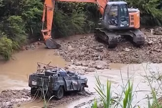 Chiếc xe bị lũ cuốn trôi làm 4 du khách thiệt mạng.