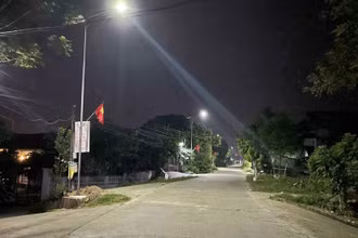 Nhờ có hệ thống đèn chiếu sáng, công tác an ninh trật tự, an toàn giao thông ở nhiều vùng nông thôn được cải thiện rõ rệt. (Ảnh: Ngọc Thắng)