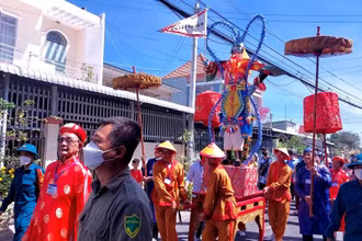 Nghi lễ rước Ông Tiêu được tổ chức trang nghiêm trong Lễ hội Làm Chay, tại Đình Tân Xuân, thị trấn Tầm Vu, huyện Châu Thành (Long An).