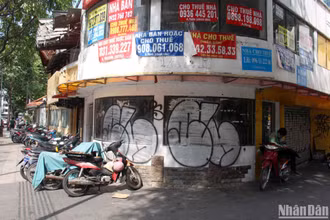 Đường Hai Bà Trưng (quận 1) vốn là tuyến đường trung tâm nổi tiếng sầm uất kinh doanh buôn bán nhiều mặt hàng. Tuy vậy, thời gian gần đây, nhiều cửa hàng đóng cửa dẫn đến mặt bằng bỏ trống.