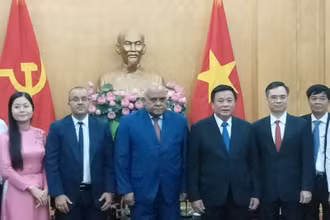 Đồng chí Nguyễn Xuân Thắng, Đại sứ đặc mệnh toàn quyền Cuba tại Việt Nam và các đại biểu chụp ảnh chung.