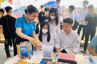 Cán bộ Bảo hiểm xã hội tỉnh Tuyên Quang tuyên truyền, hướng dẫn chính sách bảo hiểm xã hội.
