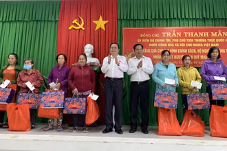 Đồng chí Trần Thanh Mẫn tặng quà cho người dân phường Tân An nhân dịp năm mới.