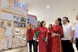 Các đại biểu tham quan các ấn phẩm trong phần thi thiết kế ấn phẩm.
