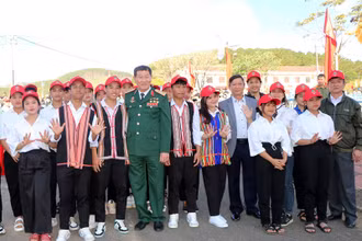 Trung tướng, Anh hùng Lực lượng vũ trang nhân dân Phạm Tuân bên các học sinh xuất sắc của huyện Tu Mơ Rông.