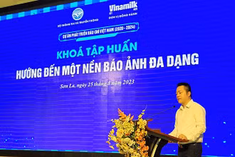 Tiến sĩ Đinh Đức Thiện, Hiệu trưởng Trường Đào tạo, Bồi dưỡng cán bộ quản lý Thông tin và Truyền thông, phát biểu khai mạc khóa tập huấn.