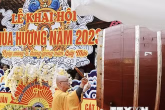 Thượng tọa Thích Minh Hiền đánh trống khai hội.