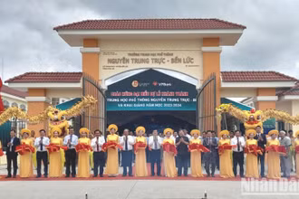 Các đại biểu cắt băng khánh thành trường mang tên Anh hùng dân tộc Nguyễn Trung Trực.