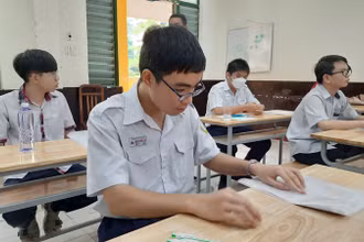 Thí sinh tham dự kỳ thi lớp 10 công lập năm 2023-2024 tại điểm thi Trường trung học phổ thông Trưng Vương, quận 1, Thành phố Hồ Chí Minh.